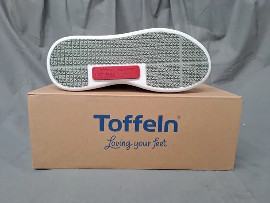 BOXED PAIR OF TOFFELN SMARTSOLE CLOGS IN NAVY UK SIZE 7