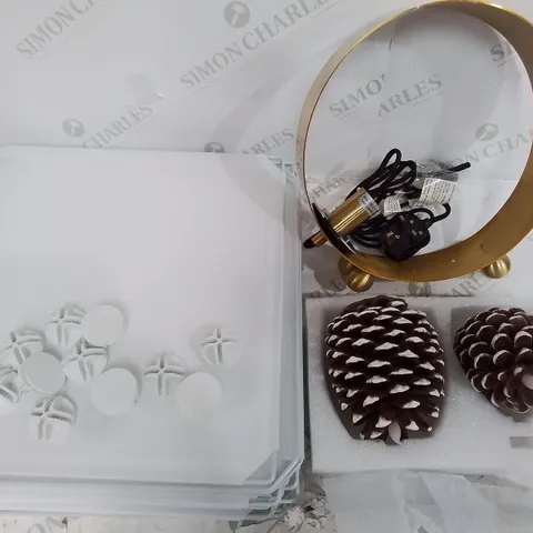 LOT OF 3 HOMEWARE ITEMS TO INCLUDE STORAGE UNIT, ROUND GOLD LIGHT FITTING AND PRE-LIT PINE CONES