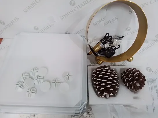 LOT OF 3 HOMEWARE ITEMS TO INCLUDE STORAGE UNIT, ROUND GOLD LIGHT FITTING AND PRE-LIT PINE CONES