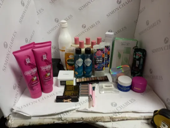 BOX OF ASSORTED COSMETICS TO INCLUDE ELIZIBETH ARDEN, RADOX, COSRX ETC