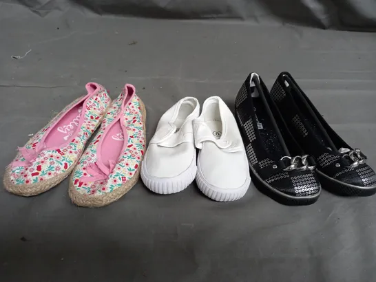 APPROXIMATELY 12 ASSORTED KIDS PAIRS OF SHOES IN VARIOUS COLOURS, STYLES, AND SIZES