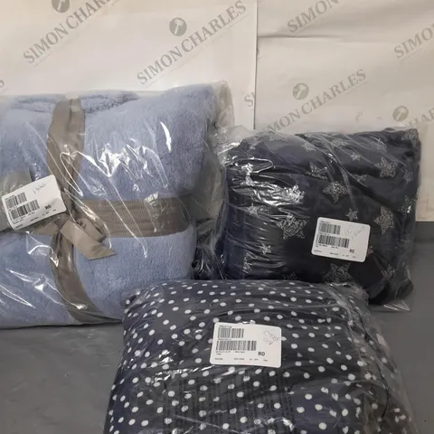 LOT OF APPROX. 10 COZEE HOME FLEECE LOUNGEWEAR ITEMS TO INCLUDE PYJAMAS AND ONSIES VARIOUS COLOURS AND SIZES