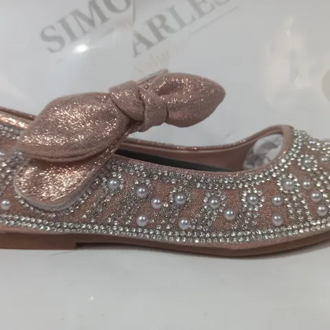 BOXED PAIR OF DESIGNER KIDS SHOES IN ROSE GOLD W. GLITTER AND JEWEL EFFECT EU SIZE 28
