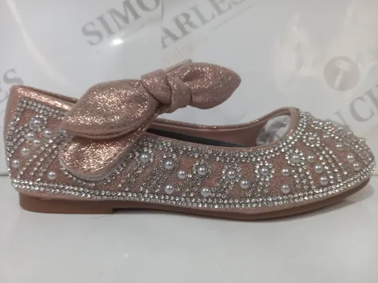 BOXED PAIR OF DESIGNER KIDS SHOES IN ROSE GOLD W. GLITTER AND JEWEL EFFECT EU SIZE 28