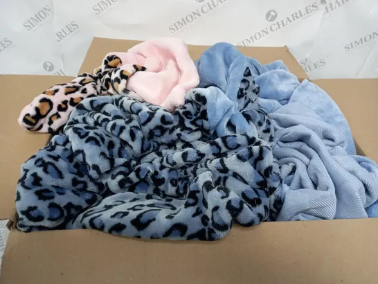 BOX OF APPROXIMATELY 5 FLUFFLY BLANKETS / DIFFERENT SIZES AND PATTERNS