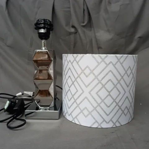 BOXED JULIEN MACDONALD TABLE LAMP W. SHADE IN WHITE/SILVER