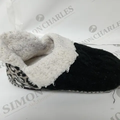 PAIR OF MUK LUKS MAGDALANA SLIPPERS CHEETAH SIZE 6