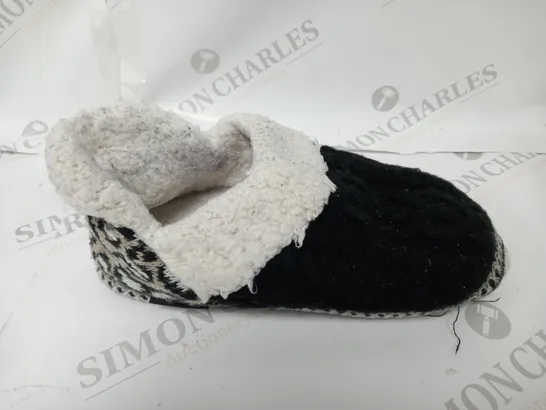 PAIR OF MUK LUKS MAGDALANA SLIPPERS CHEETAH SIZE 6