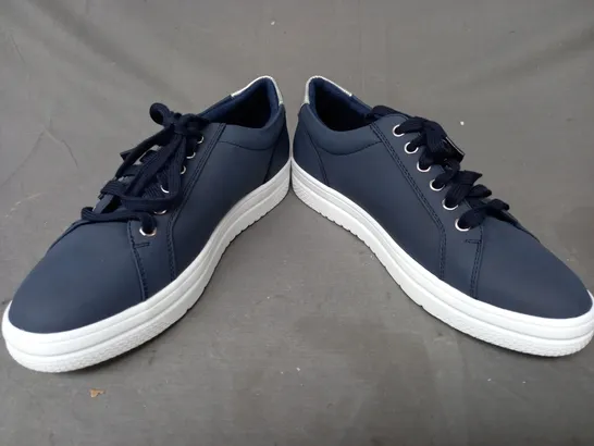 PAIR OF PAVERS SHOES W. SIDE ZIP IN NAVY/METALLIC SILVER EU SIZE 40