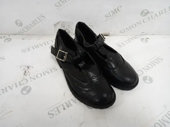 APPROXIMATELY 14 PAIRS OF LILLEY GIRLS SCHOOL SHOE IN BLACK SIZE 2 