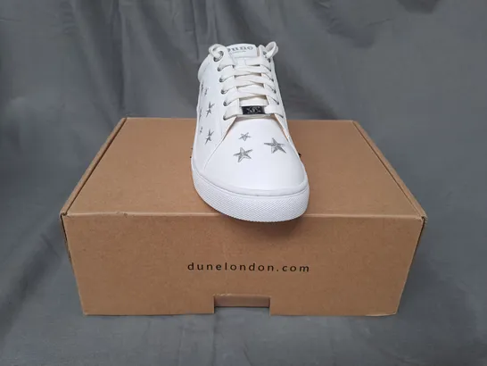 BOXED PAIR OF DUNE LONDON 081 ECLIPTIC SHOES IN WHITE/BLACK W. SILVER STAR PATTERN UK SIZE 5