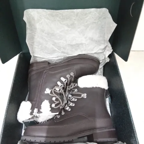 BOXED EMU BROWN BOOTS WITH FAUX FUR COLOUR (ESPRESSO) SIZE (8)