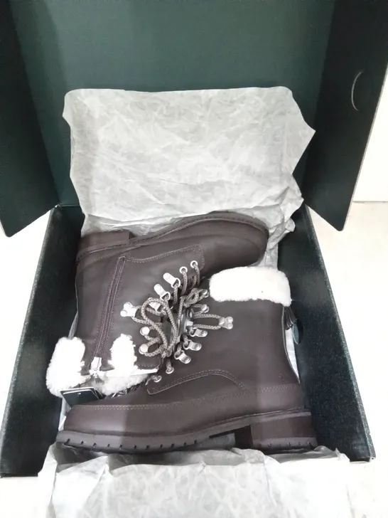 BOXED EMU BROWN BOOTS WITH FAUX FUR COLOUR (ESPRESSO) SIZE (8)