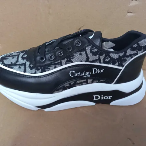 PAIR OF DESIGNER TRAINERS IN BLACK/WHITE IN THE STYLE OF DIOR EU SIZE 40