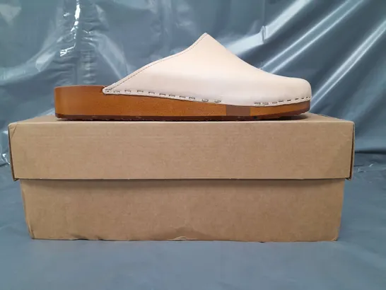 BOXED PAIR OF KITTY CLOGS STUDIO CLOGS IN NATURAL EU SIZE 39