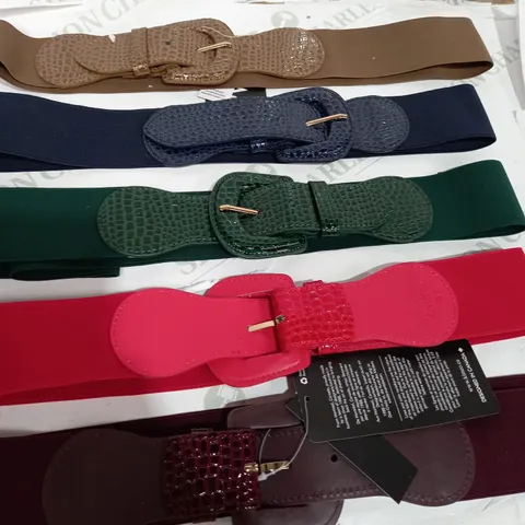 BOX OF APPROXIMATELY 20 ASSORTED BELTS TO INCLUDE RED, BLUE, GREEN ETC