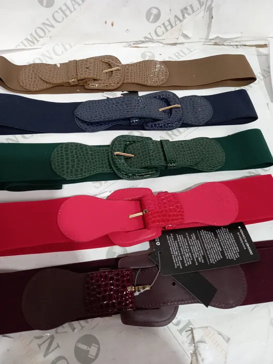 BOX OF APPROXIMATELY 20 ASSORTED BELTS TO INCLUDE RED, BLUE, GREEN ETC