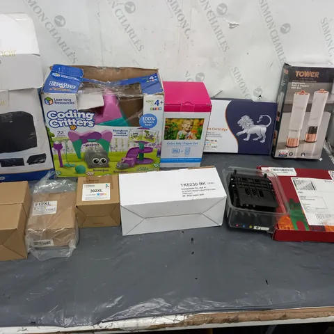 LARGE BOX OF ASSORTED HOUSEHOLD GOODS TO INCLUDE CODDING CRITTERS, WHEELCHAIR STORAGE BAG, ELECTRONIC SALT & PEPPER MILL SET, AND PRINTER INK ETC. 