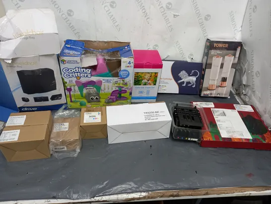 LARGE BOX OF ASSORTED HOUSEHOLD GOODS TO INCLUDE CODDING CRITTERS, WHEELCHAIR STORAGE BAG, ELECTRONIC SALT & PEPPER MILL SET, AND PRINTER INK ETC. 