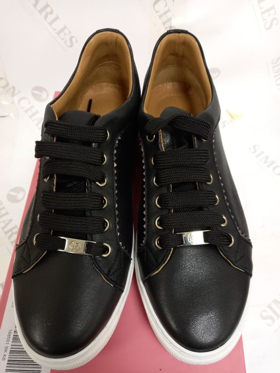 BOXED PAIR OF MODA IN PELLE SIZE 39EU BLACK LEATHER BROOLA TRAINER 