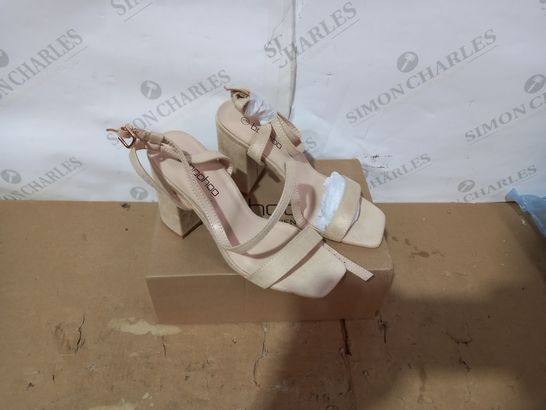 BOXED PAIR OF BOHOO BEIGE HIGH HEELS SIZE 4