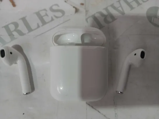 APPLE AIRPODS WITH CHARGING CASE