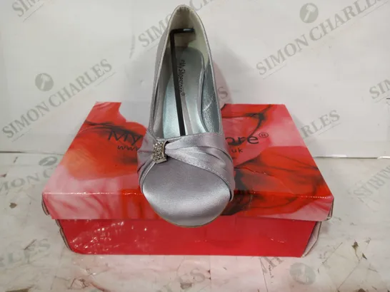 BOXED PAIR OF MY SHOE STORE CLOSED TOE LOW HEELS IN SATIN SILVER COLOUR W. JEWEL EFFECT SIZE 5