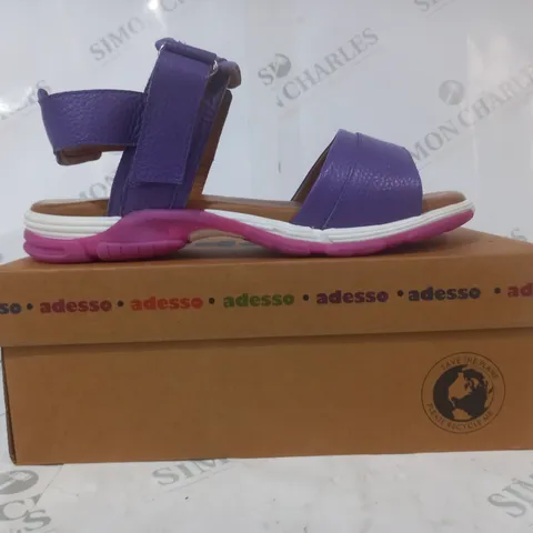 BOXED PAIR OF ADESSO OPEN TOE SANDALS IN PURPLE/PINK SIZE 7