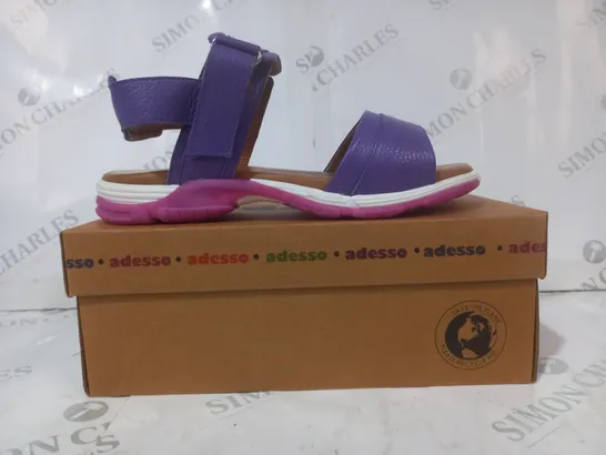 BOXED PAIR OF ADESSO OPEN TOE SANDALS IN PURPLE/PINK SIZE 7