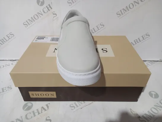 BOXED PAIR OF SHOON EIDOLON TRAINERS IN OFF WHITE SIZE 7