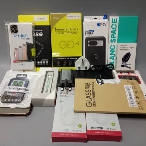 APPROXIMATELY 20 PHONE ACCESSORIES AND ELECTRICALS TO INCLUDE TEMPERED GLASS SCREEN PROTECTORS, POWER BANKS, CABLES, ETC