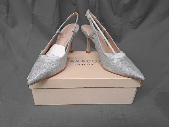 BOXED PAIR OF PARADOX LONDON CARLI POINTED TOE HEELED SANDALS IN METALLIC SILVER W. GLITTER EFFECT EU SIZE 37