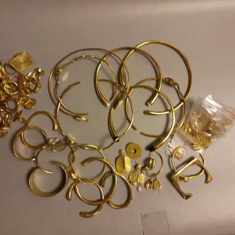 MALKA LONDON LOT OF APPROX 30 ASSORTED JEWELLRY PIECES IN GOLD, TO INCLUDE EARRINGS, BANGLES AND RINGS ETC