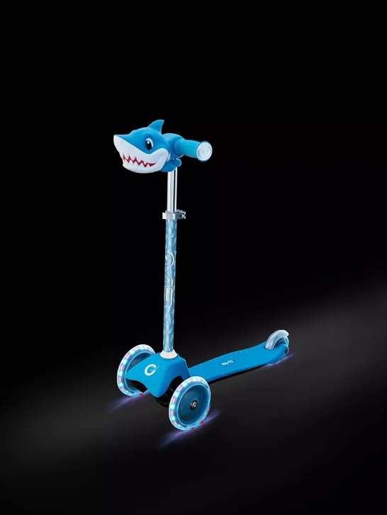 BOXED EVO SHARK LIGHT UP MINI CRUISER RRP £29.99