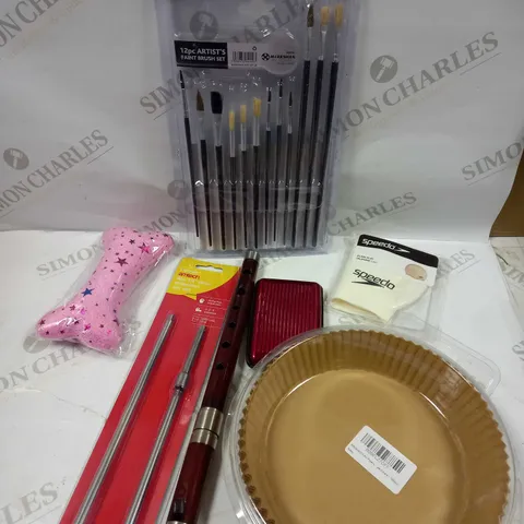 BOX OF APPROXIMATELY 20 ASSORTED HOUSEHOLD ITEMS TO INCLUDE ARTISTS BRUSH SET, SPEEDO SILICONE CAP, BANK CARD CONTAINER ETC 