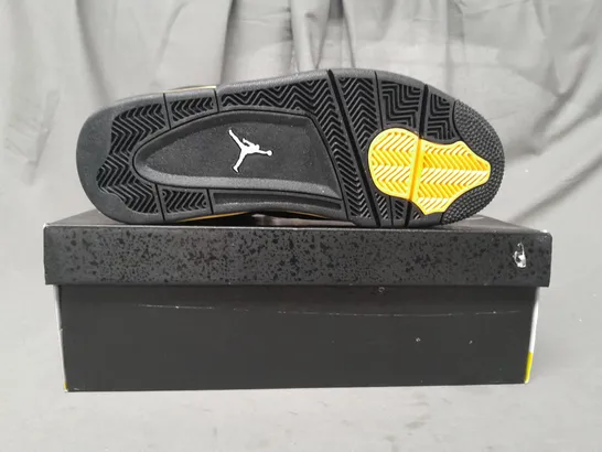 BOXED PAIR OF NIKE AIR JORDAN 4 RETRO SHOES IN BLACK/YELLOW UK SIZE 10