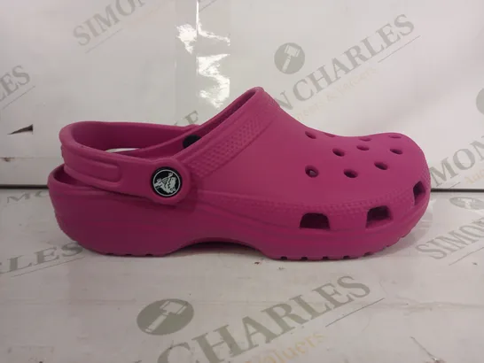 PAIR OF CROCS CLASSIC CLOGS IN FUCHSIA UK SIZE M3/W4