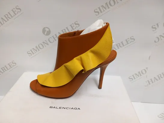 BOXED PAIR OF BALENCIAGA RENARD/MIMOSA LEATHER SANDALS SIZE 38