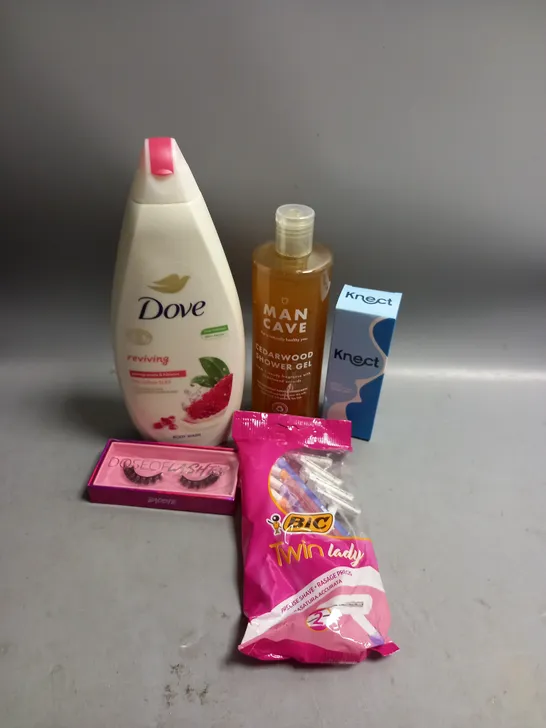 BOX OF APPROXIMATELY 20 COSMETIC ITEMS TO INCLUDE - DOVE BODY WASH - BIC TWIN LADY RAZORS - MANCAVE SHOWER GEL - ETC 