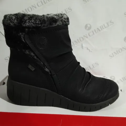 BOXED PAIR OF REIKLAND WEDGE FAUX FUR WINTER BOOT BLACK SIZE 6 1/2