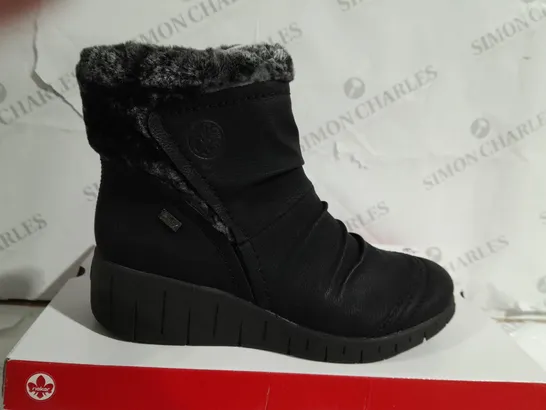 BOXED PAIR OF REIKLAND WEDGE FAUX FUR WINTER BOOT BLACK SIZE 6 1/2