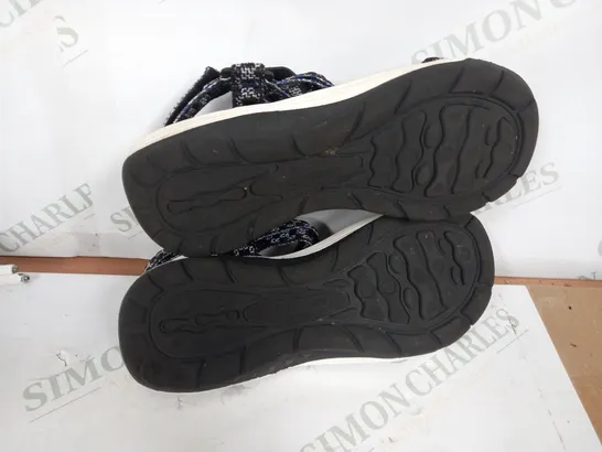 SKECHERS BLACK STRAPPED SANDALS SIZE 5