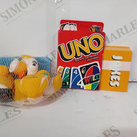 LOT OF APPROXIMATELY 10 ASSORTED TOYS AND GAMES TO INCLUDE JOKE CARDS, UNO, BATH TIME DUCKS, ETC