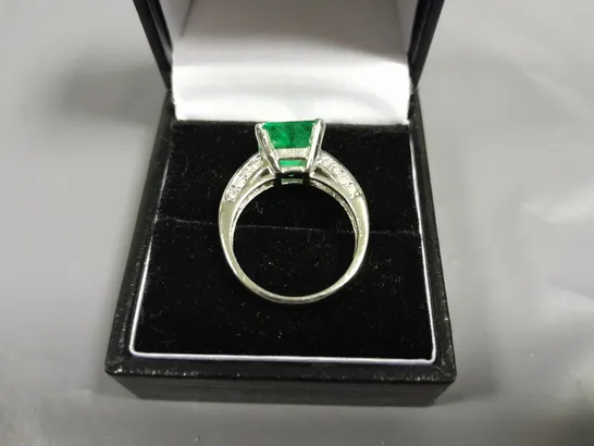 18CT WHITE GOLD DRESS RING SET WITH AN EMERALD AND NATURAL DIAMOND SHOULDERS WEIGHING +-4.45CT