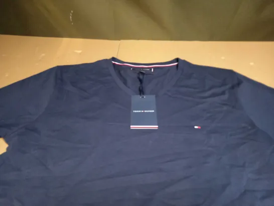 TOMMY HILFIGER T-SHIRT SIZE XL