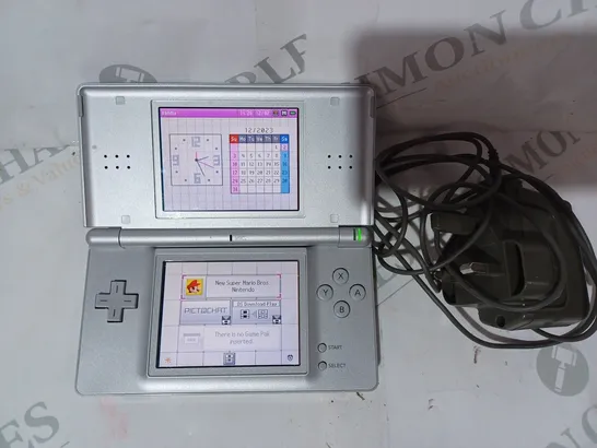 NINTENDO DS LITE USG-001 HANDHELD GAMES CONSOLE IN SILVER COLOUR W. GAME & CHARGER