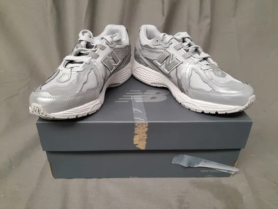 BOXED PAIR OF NEW BALANCE 1906D TRAINERS IN SILVER UK SIZE 6.5