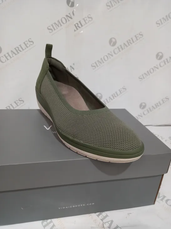 BOXED VIONIC JACEY SLIP-ON SHOES IN GREEN SIZE 7