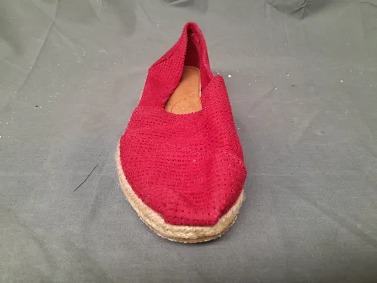 BOX OF APPROXIMATELY 8 PAIRS OF DESIGNER FLAT SLIP-ON SHOES IN RED - VARIOUS SIZES