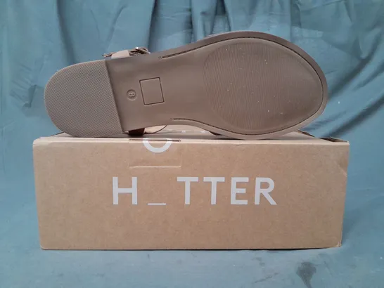 BOXED PAIR OF HOTTER OPEN TOE SANDALS IN TAN UK SIZE 8